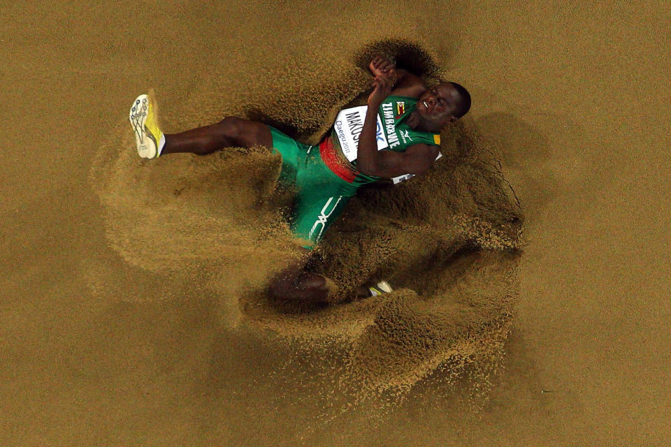 Ngonidzashe Makusha, de Zimbabue, atteriza en la arena en la prueba del salto largo del 13 Campeonato de Atletismo IAAF, realizado en septiembre 2 en Daegu, Corea del Sur. Mark Dadswell/Getty Images