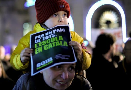 Miles de personas protestaron este jueves en Barcelona contra un proyecto de reforma educativa que, según los manifestantes, supone una amenaza a su escuela pública íntegramente en catalán. (AFP | Josep Lago)