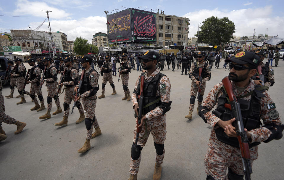 Efectivos de las fuerzas de seguridad patrullan durante la procesión de la Ashoura, en Peshawar, Pakistán, el 27 de julio de 2023. (AP Foto/Fareed Khan)