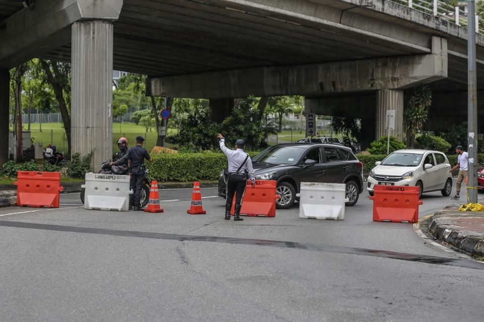 Police are seen diverting traffic away from new rally location at Jalan Maarof in Bangsar January 22, 2022. ― Picture by Yusof Mat Isa