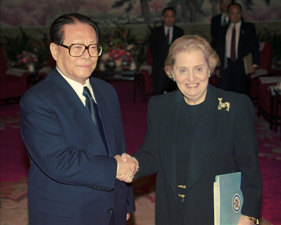Archivo - El presidente chino Jiang Zemin estrecha la mano de la secretaria de Estado de EEUU Madeleine Albright en Beijing, el 24 de febrero de 1997. Zemin, quien encaminó a China fuera del aislamiento tras la represión de Tiananmen y apoyó reformas que condujeron a una década de crecimiento explosivo, falleció el 30 de noviembre de 2022. Albright, refugiada del nazismo y posteriormente la Europa del Este dominada por los soviéticos que se convirtió en la primera mujer secretaria de Estado de EEUU, falleció el 23 de marzo de 2022. (AP Foto/Greg Baker, Archivo)
