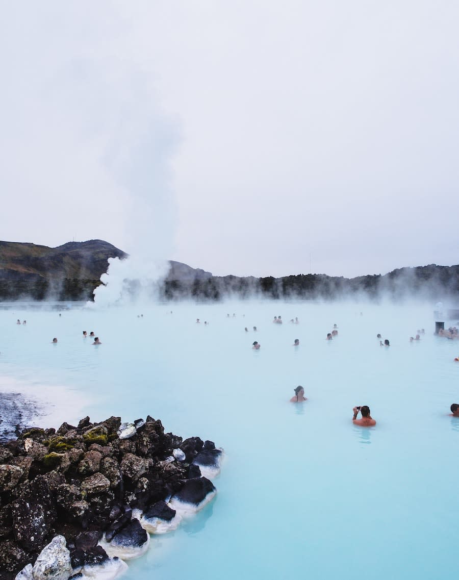 冰島藍湖溫泉好夢幻，水中含有許多化學與礦物結晶
（Photo Credit: Jeff Sheldon@unsplash.com, License CC0，圖片來源：https://unsplash.com/photos/jTeQavJjBDs）
