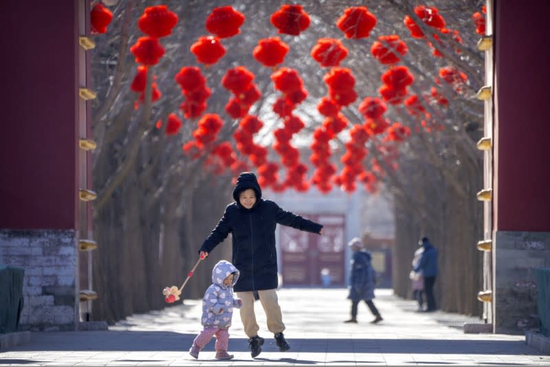 中國少子化。2023年1月，北京街頭的新年裝飾。（美聯社）