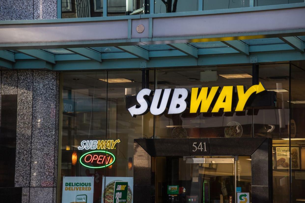 An image of the outside of a Subway restaurant.