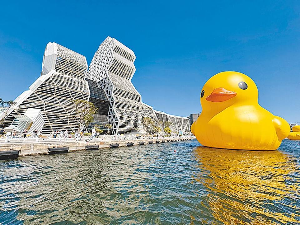高雄承億酒店購入46呎遊艇，可近距離欣賞黃色小鴨。圖／陳建宇