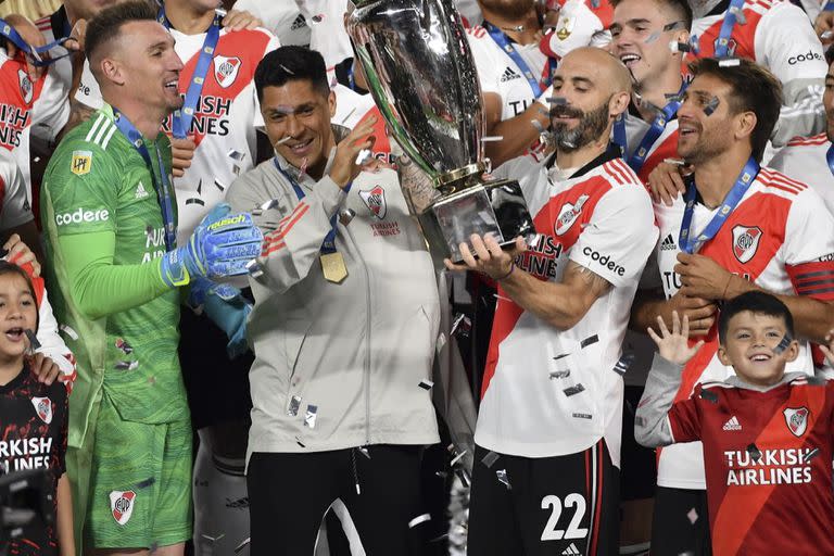 Los capitanes de River, con el trofeo