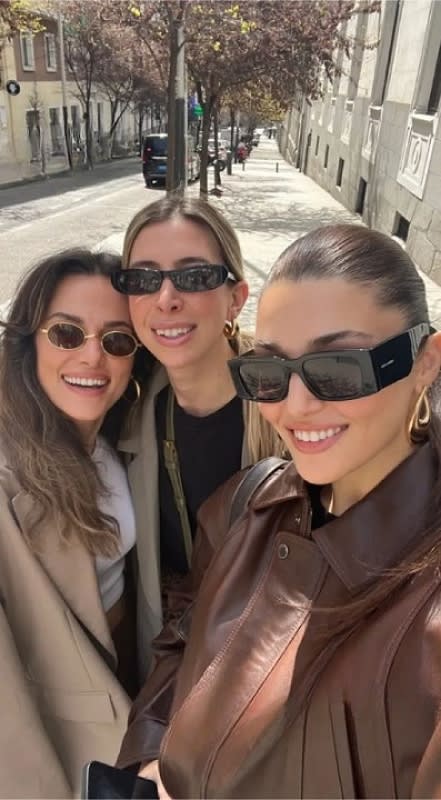 Hande Erçel ha visitado Madrid junto a sus amigas: la arquitecta Mihre Mutlu, exmujer del actor İbrahim Çelikkol, y Cansin Denizer,consultora de firmas de lujo.