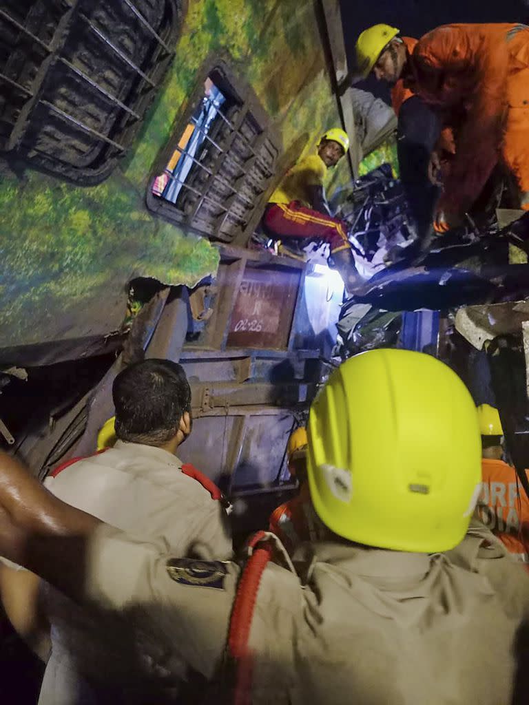 Los rescatistas trabajan en la búsqueda de las víctimas del accidente