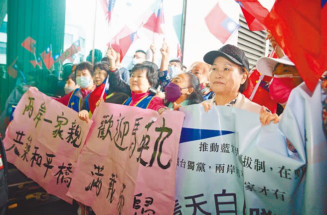 前總統馬英九赴陸祭祖交流之旅7日結束返台，有支持民眾手持標語、國旗到場接機。（張鎧乙攝）