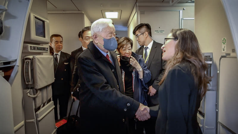 APEC經濟領袖會議15日展開，台灣領袖代表張忠謀（前左）與夫人張淑芬（中）當地時間14日下午飛抵舊金山，駐美代表蕭美琴（前右）前往接機。（圖／APEC台灣代表團提供）