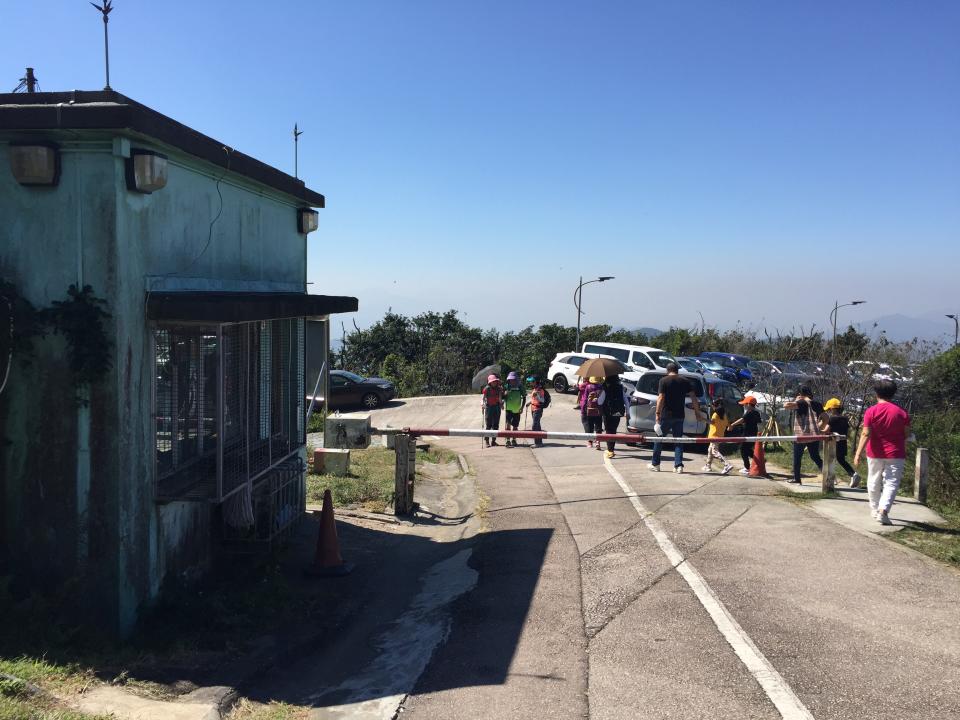 大帽山_停車場, 轉右往施樂園，轉左則是上山設有值崗的閘口及大帽山_停車場, 轉右往施樂園，轉左則是上山設有值崗的閘口及