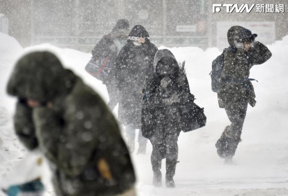 日本關東受到低氣壓影響，冷空氣滯留，將帶來大雪。（圖／美聯社）