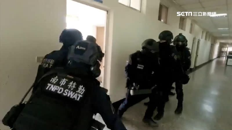 台南市警局霹靂小組模擬攻堅解救人質。