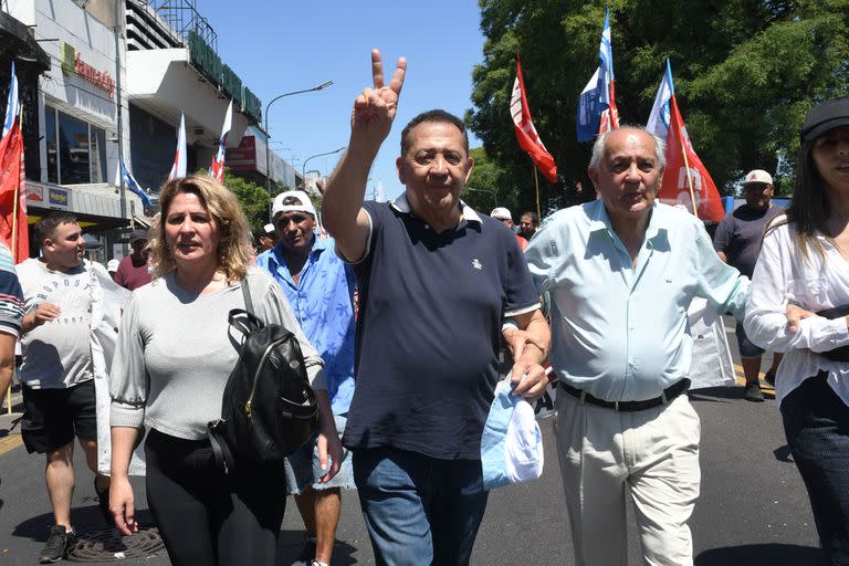 Dirigentes y militantes de la Federación de Tierra y Vivienda (FTV), encabezados por Luis D´Elía, comenzaron a concentrarse esta mañana en la intersección de las avenidas Rivadavia y General Paz, en el barrio porteño de Liniers, para marchar desde allí hasta los Tribunales de Comodoro Py bajo las consignas "parar el golpe de Estado en la Argentina" y en "defensa" de la vicepresidenta Cristina Kirchner