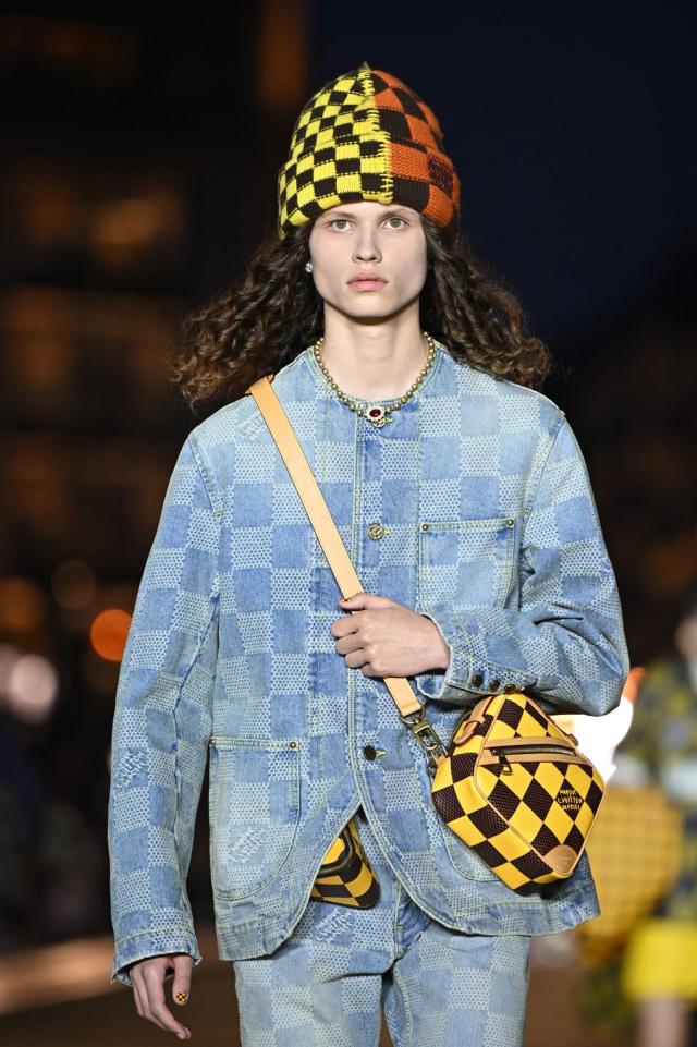 An accessoires look on the runway at Louis Vuitton's fall 2009 show News  Photo - Getty Images