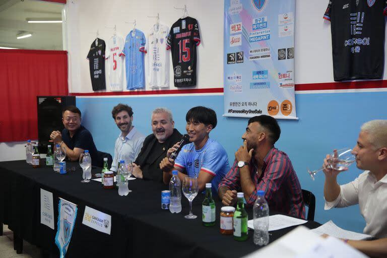 Sonrisas en la presentación de Jung Euihyeon por parte de los dirigentes de Yupanqui