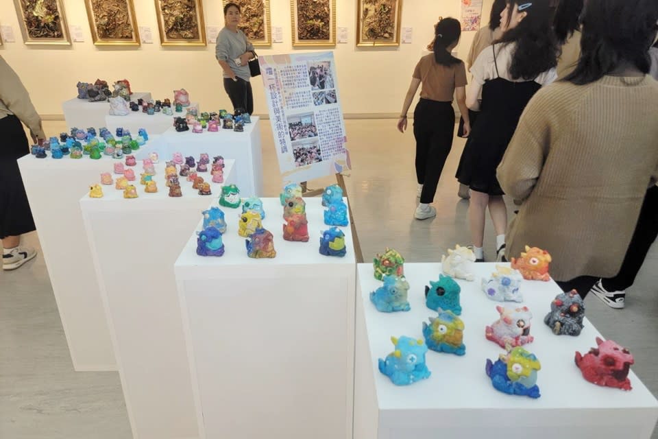 臺東高商廣設科畢業展展出與東大附小美術班合作的彩繪龍寶寶公仔，將藝術向下扎根社區。