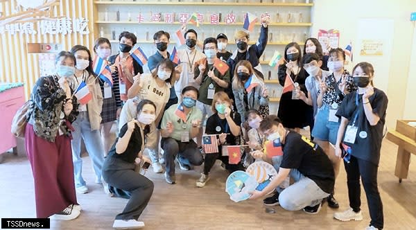 西拉雅風管處邀八國學生搭台灣好行自由玩，體驗西拉雅在地文化及民情風俗。（記者李嘉祥攝）