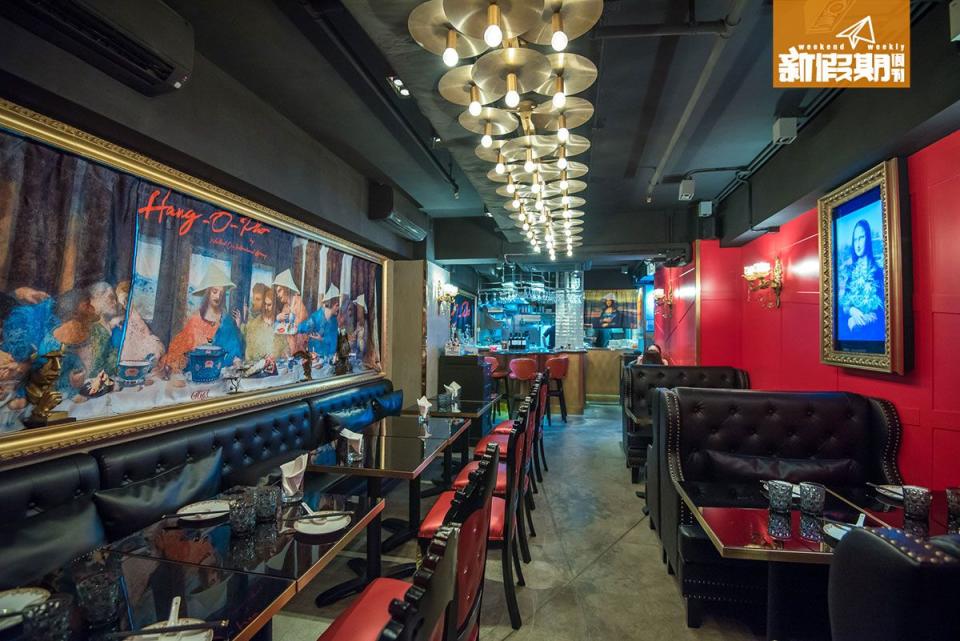 餐廳用色以紅、黑為主，並以金色畫框作點綴，仿如藝術館。