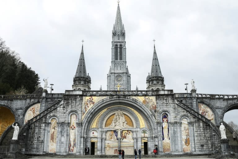 Les mosaïques de l'artiste et prêtre Marko Rupnik, sur la façade de la basilique Notre-Dame-du-Rosaire, le 31 mars 2023 à Lourdes (Charly TRIBALLEAU)