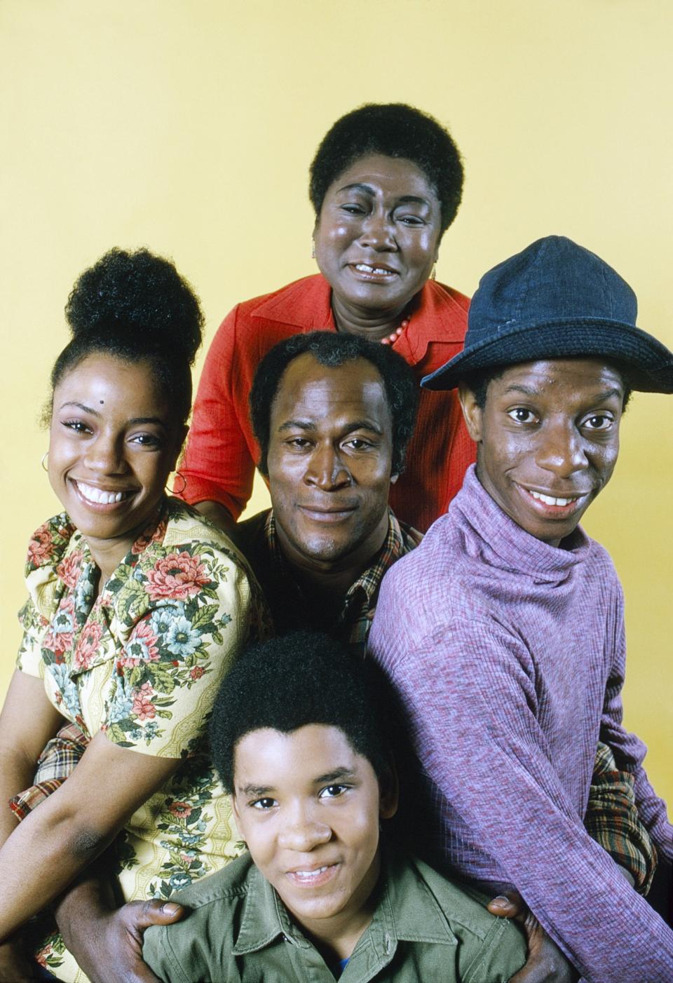 GOOD TIMES, clockwise from top, Esther Rolle, Jimmie Walker, Ralph Carter, BernNadette Stanis, John Amos, 1974-79. ph: Gene Trindl / TV Guide / ©CBS / courtesy Everett Collection