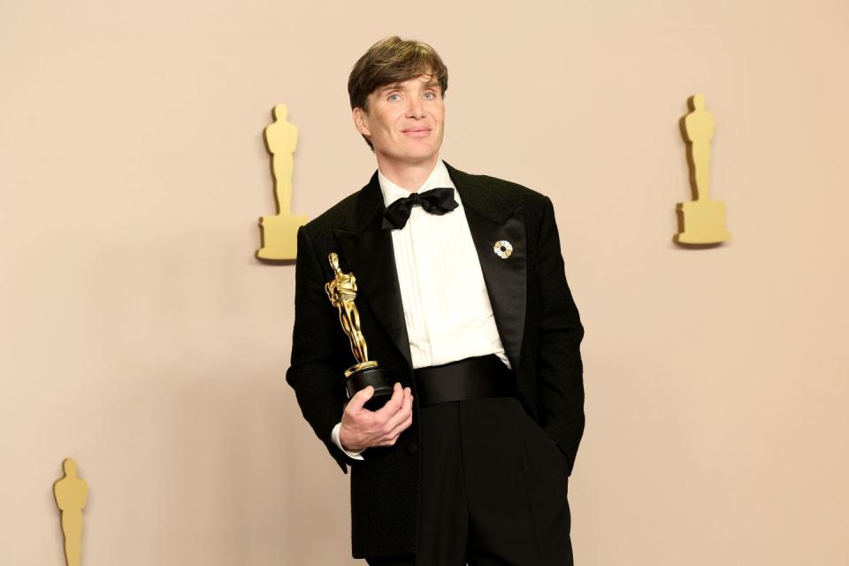 cillian murphy with his oscar award for best actor in oppenheimer