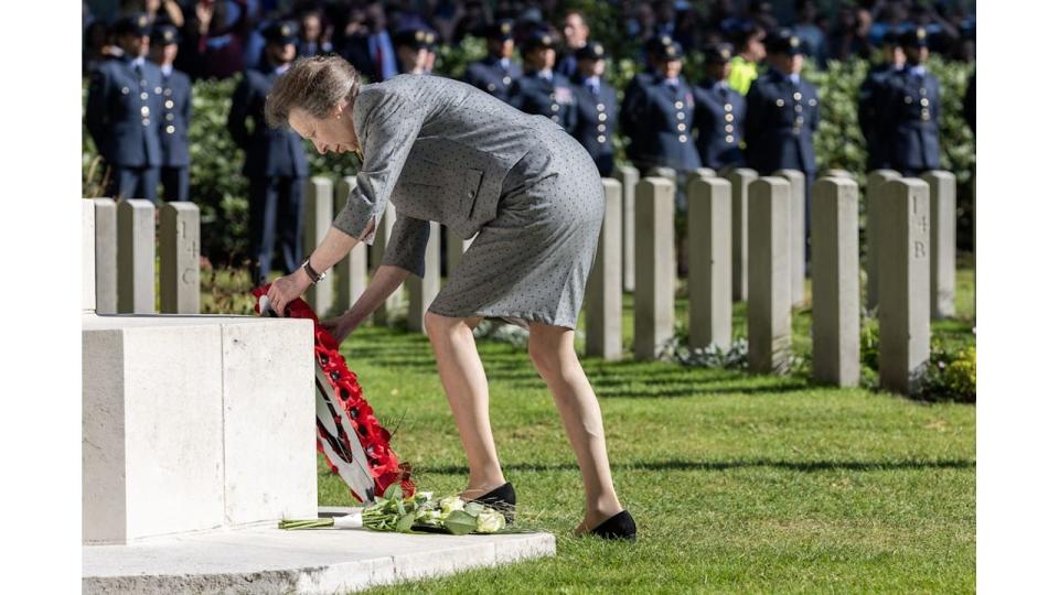 princess anne laying wreath