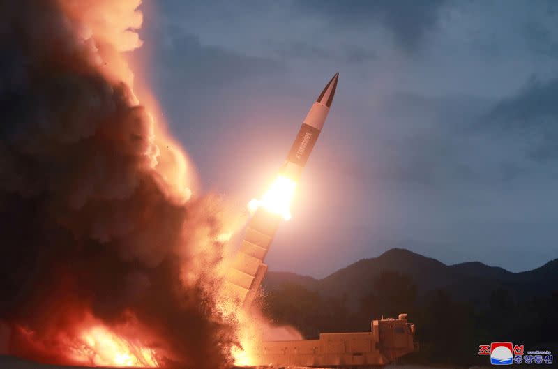FOTO DE ARCHIVO: Corea del Norte prueba un nuevo misil en esta foto sin fecha publicada el 11 de agosto de 2019 por la Agencia Central de Noticias de Corea del Norte (KCNA)
