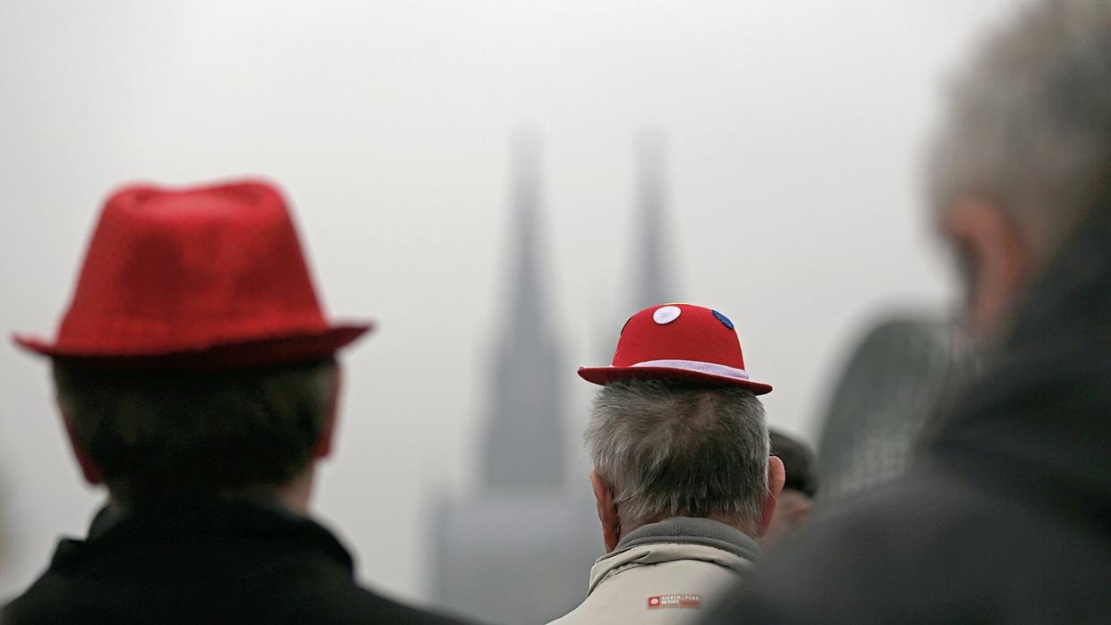 Bei grauem Wetter nur schemenhaft zu erkennen: Der Kölner Dom. Foto: Oliver Berg