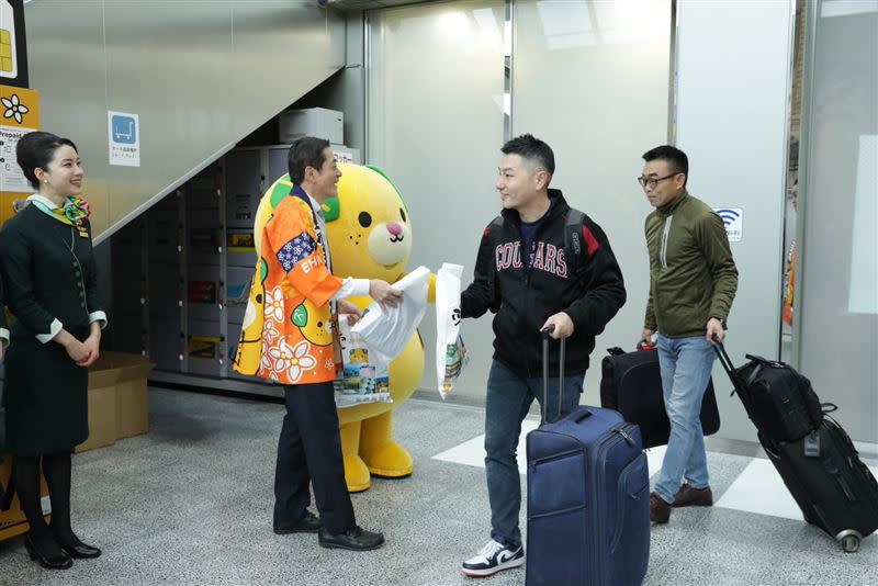 中村時廣親自迎接首班旅客。（圖／長榮航空提供）