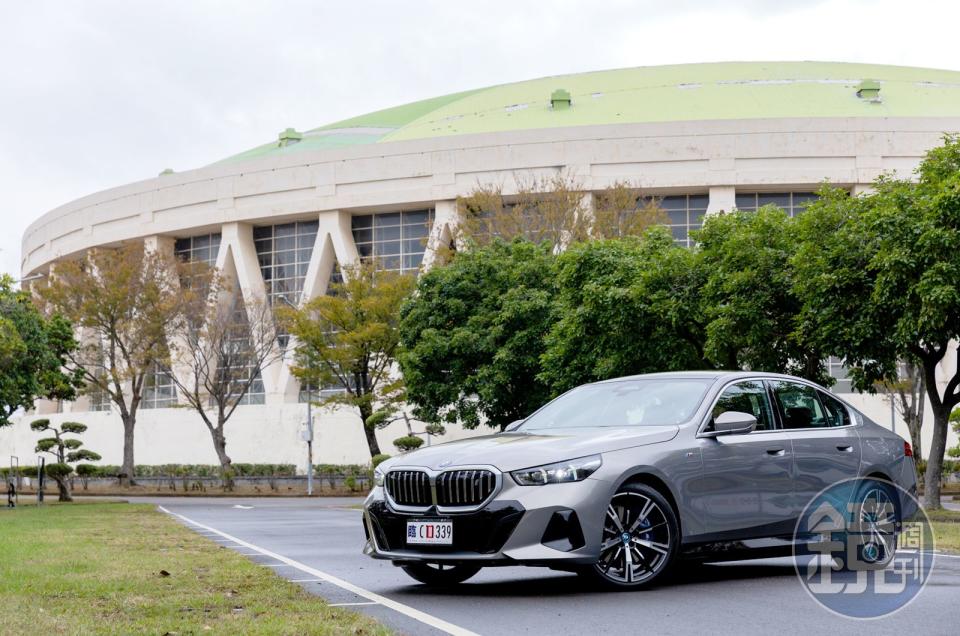 八代5 Series藉由俐落純粹的手法刻劃出凸顯運動氣息車身線條，更重新解讀BMW所賦予歷代5系列的精粹，將集聚現代感的線條融入更為放大且飽滿的車身輪廓，描繪出優雅與大器的絕佳比例。