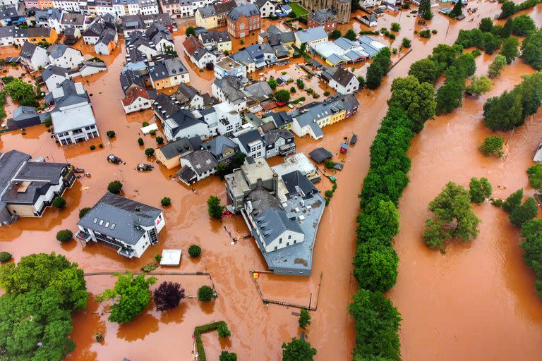 Renania-Palatinado, Kordel: Una vista general de las casas sumergidas después de que las inundaciones devastaran partes del oeste de Alemania