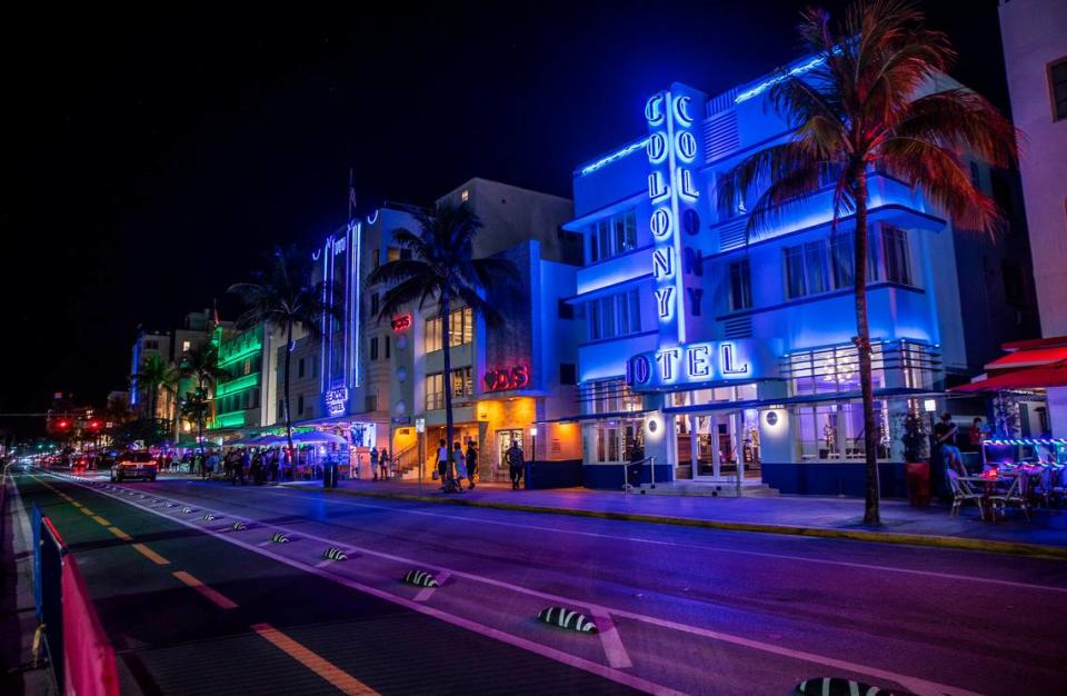 Miami Beach tiene aproximadamente 89,000 habitantes con una renta promedio por hogar de $57,211, de acuerdo con el último informe del Censo de Estados Unidos. Arriba: una foto de Ocean Drive durante las vacaciones de primavera en marzo de 2022.