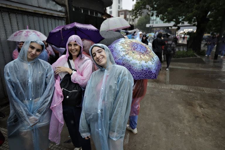 Las fans de Taylor Swift durante la espera bajo la lluvia para ingresar al recital, en el estadio Monumental