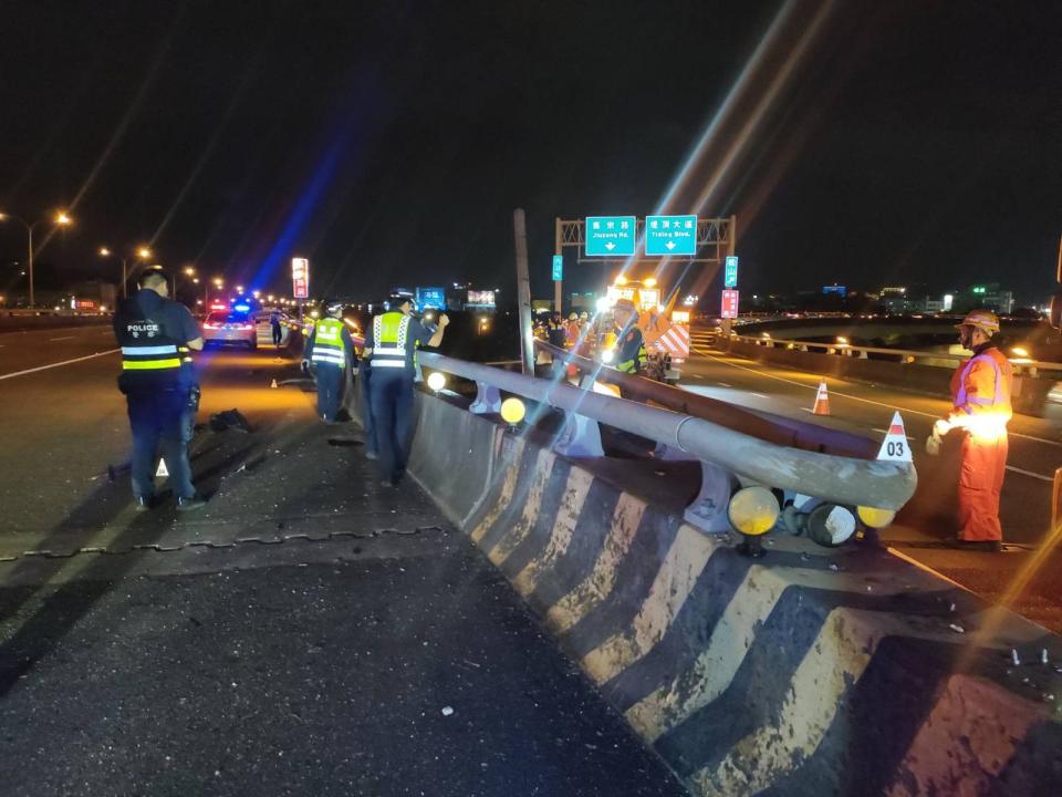 國道警方趕往汐五高架橋查看，現場還遺留小貨車零件碎片。（翻攝畫面）