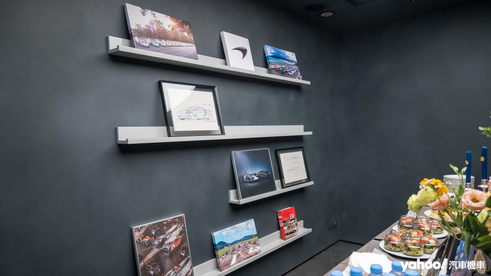 Lifestyle Wall 品牌牆陳列展示有McLaren與在地的連結、歷年McLaren台灣Road Trip盛會等文件紀錄。