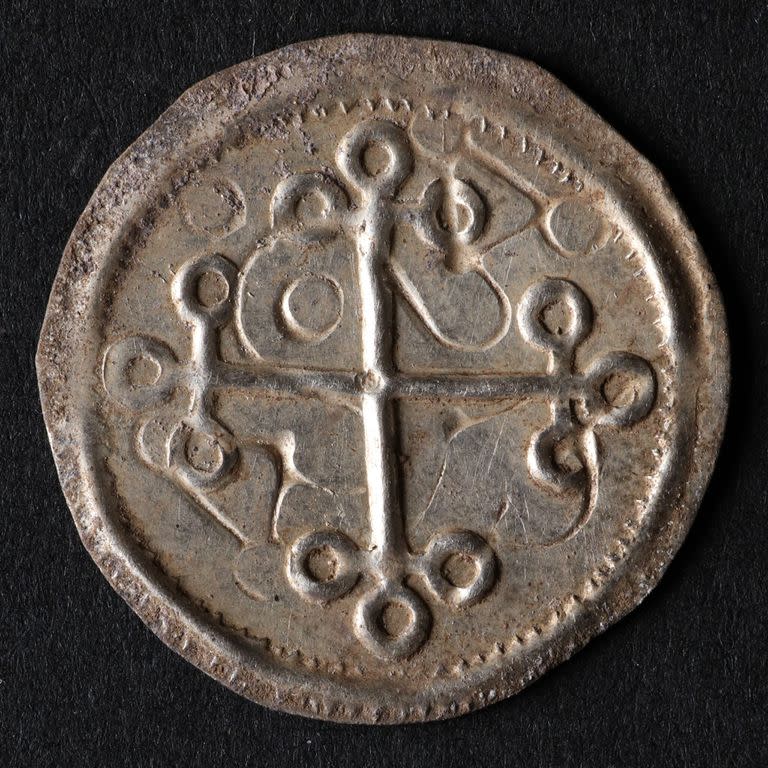En otoño, los miembros de Nordjysk Detektorforening encontraron varias monedas de plata en un campo cerca de Bramslev, al noreste de Hobro, a ocho kilómetros del castillo vikingo Fyrka