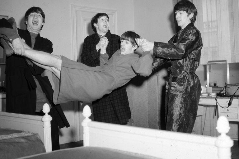 En lo comienzos: de madrugada, en París, los Beatles se enteran de que 
