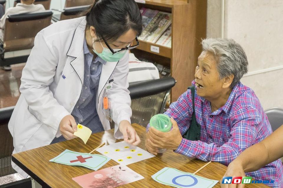 ▲二林基督教醫院舉辦「中秋團圓健康吃‧賓果賓果」活動，營養師透過遊戲，傳遞正確健康飲食觀念。（圖／記者陳雅芳攝，2017.9.29）