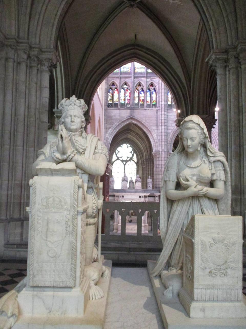 Esculturas conmemorativas de Luis XVI y María Antonieta de Austria. Fotos cortesía/William Navarrete