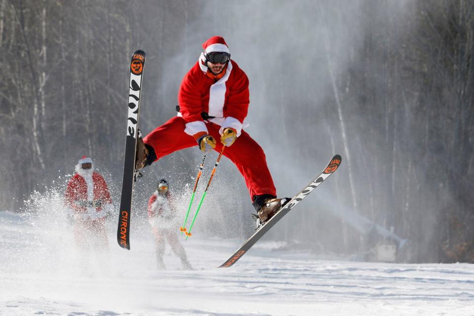 <p>Ein Skifahrer in einem Nikolauskostüm nimmt bei einem Charity-Rennen im Sunday River Ski Resort in Newry, Maine, in den USA teil. (Bild: Joel Page/ Reuters) </p>