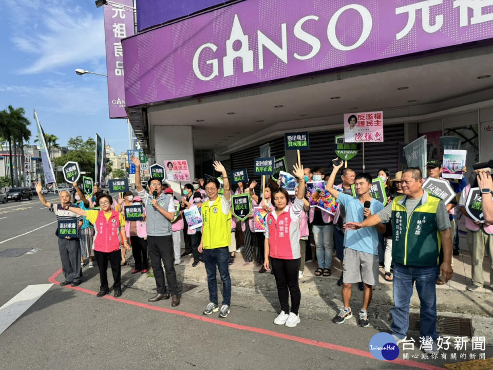 中市進黨議員站路口籲「反濫權護民主」