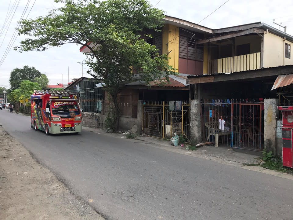 菲律賓常見交通工具「吉普尼」，常常是人貼人的狀態。（圖／記者花芸曦攝影）