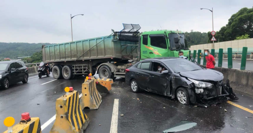 今日上午台64又發生車禍，現場1輛滿載土石的砂石車，疑似車輛打滑撞上小客車。（圖／翻攝畫面）