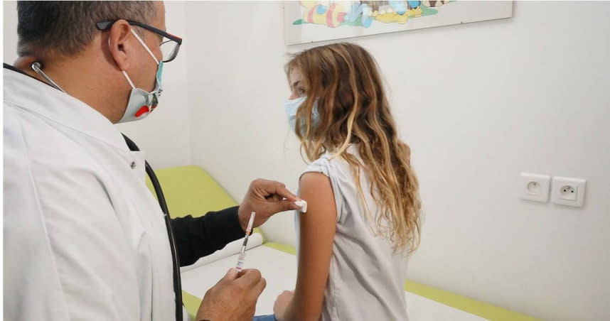 大部分國家都先開放兒童接種輝瑞BNT兒童疫苗，直到最近才陸續開放莫德納。（圖／新華社）