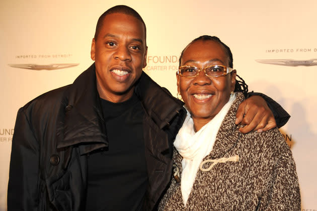 „Ich bin von großartigen Frauen umgeben, angefangen bei meiner Mutter. Frauen machen Männer erst cool“, schwärmte US-Rapper Jay-Z in einem Interview mit „GOOP“ von seiner Mama Gloria Carter. Und ganz nebenbei machen Mütter Söhnchen auch erst zu Männern. (Bild: Getty Images)