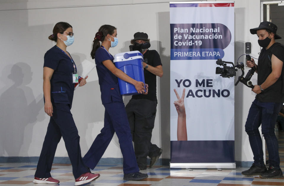 Una enfermera carga una hielera con dosis de la vacuna contra COVID-19 en el Hospital Metropolitano de Santiago, Chile, el jueves 24 de diciembre de 2020. Una mujer chilena que estuvo en Londres trajo a Chile la nueva variante del coronavirus que circula en Gran Bretaña, informó el martes 29 de diciembre de 2020 la subsecretaria de Salud, Paula Daza. (AP Foto/Esteban Felix)