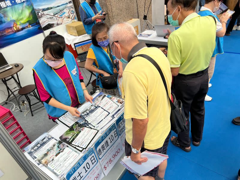 ▲為了搶攻疫情後的旅遊市場商機，順便為年假出遊熱潮暖身，各大旅行社也針對國內外旅遊祭出優惠。（圖／記者張志浩攝）