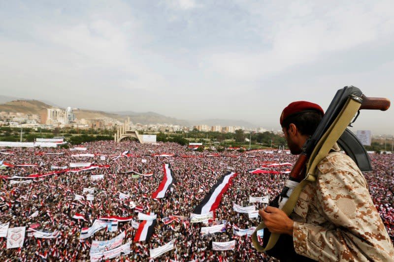 A soldier looks at people rallying to show support to a political council formed by the Houthi movement and the General People's Congress party to unilaterally rule Yemen by both groups, in the capital Sanaa August 20, 2016. REUTERS/Khaled Abdullah