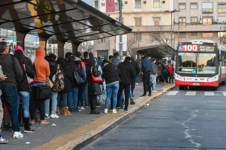 Hoy se celebra el Día del Colectivero en Argentina

Más de cien líneas de colectivos de la ciudad de Buenos Aires y el conurbano bonaerense continuaban hoy, por tercer día consecutivo, con la reducción en las frecuencias del servicio en reclamo por el retraso en el pago de subsidios de las tarifas, lo que generaba inconvenientes a los pasajeros que se desplazan a sus trabajos en hora pico.